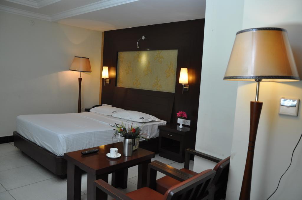 Hotel Shaans Tiruchirappalli Szoba fotó
